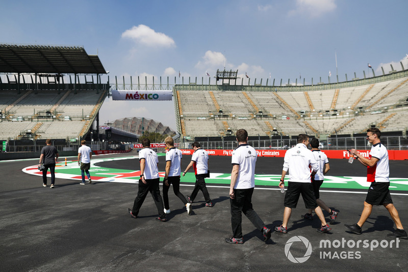 Marcus Ericsson, Sauber, walks the circuit with colleagues