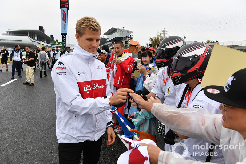 Marcus Ericsson, Sauber signs autographs for the fans