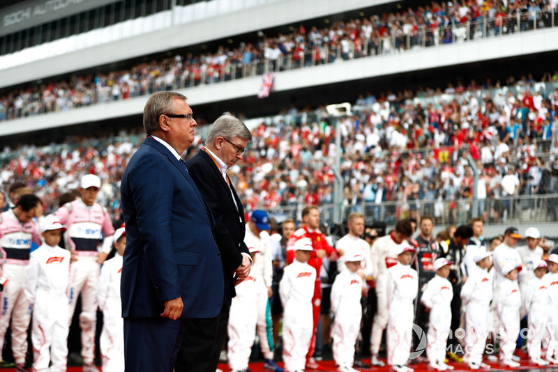 Andrey Kostin, President en voorzitter van het  Management Board van de VTB Bank, en Ross Brawn, Managing Director of Motorsports, FOM, op de grid