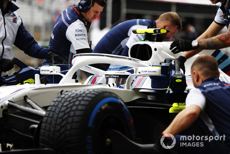 Sergey Sirotkin, Williams FW41, in pit lane con i meccanici