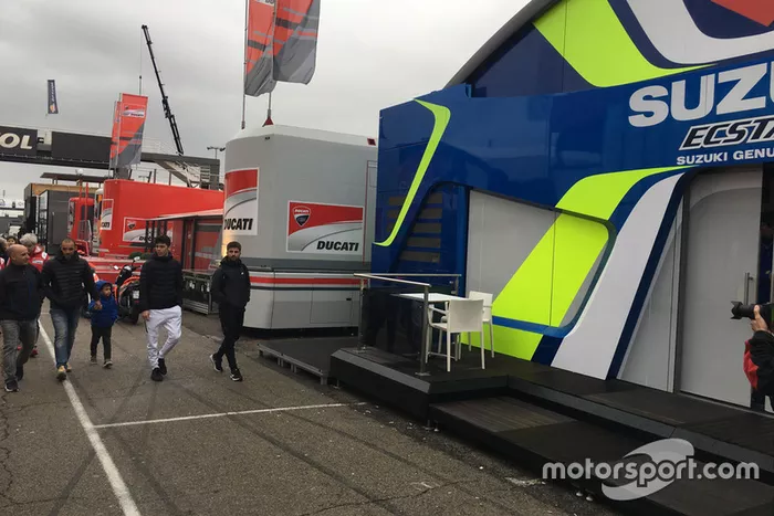 Joan Mir a su llegada a Suzuki en el paddock de Cheste, Valencia
