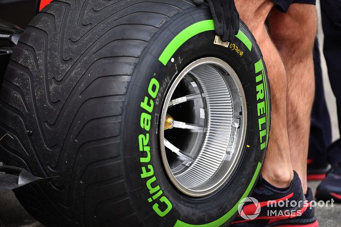 O design do aro da roda traseira empregado pela Red Bull há algum tempo para ajudar a controlar a temperatura dos pneus