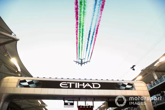 El equipo de exhibición de los EAU Al Fursan escolta un Airbus A380 de Etihad Airlines a través de la parrilla en su avión Aermacchi MB339A