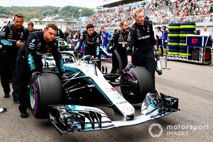 Valtteri Bottas, Mercedes AMG F1 W09, rueda sobre la parrilla