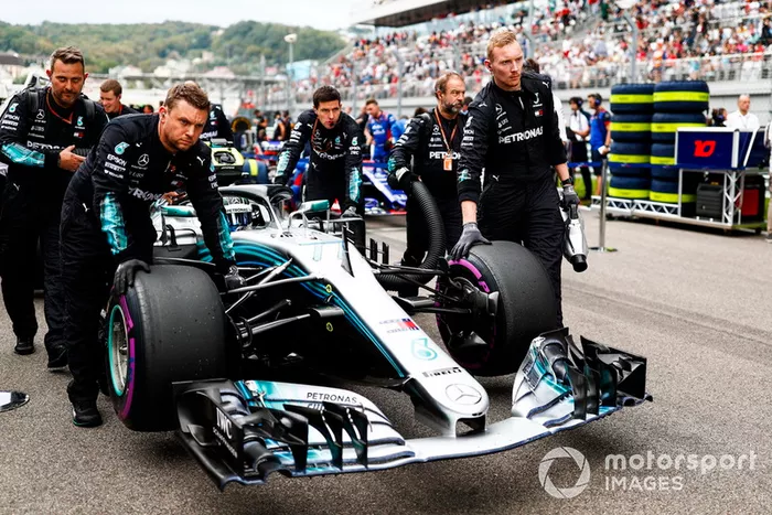 Valtteri Bottas, Mercedes AMG F1 W09, rueda sobre la parrilla