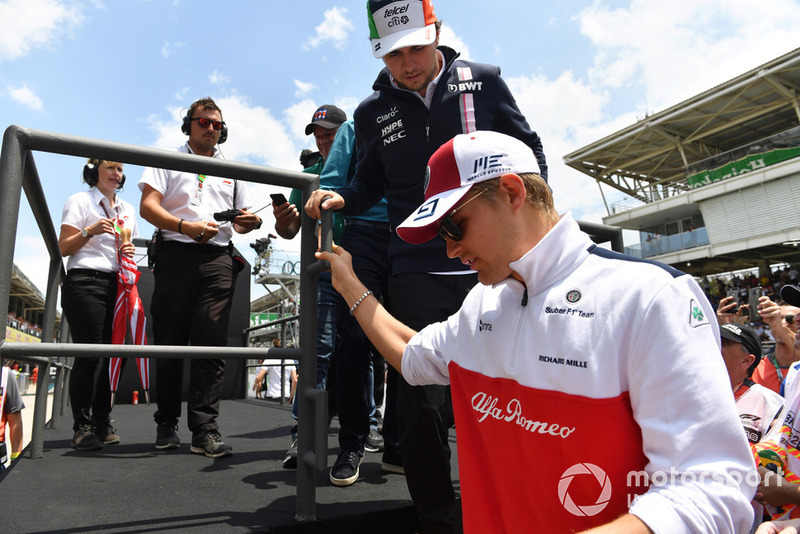 Marcus Ericsson, Alfa Romeo Sauber F1 Team and Sergio Perez, Racing Point Force India F1 Team on the drivers parade