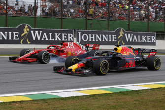 Daniel Ricciardo, Red Bull Racing RB14 et Sebastian Vettel, Ferrari SF71H en lutte