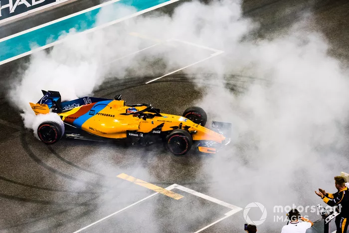Fernando Alonso, McLaren MCL33, esegue dei donut, sulla griglia di partenza, alla fine della gara