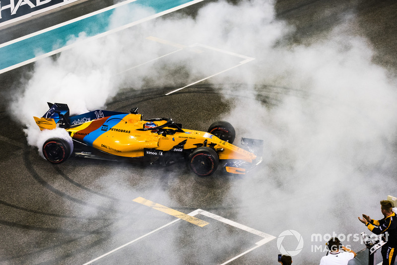 Fernando Alonso, McLaren MCL33, esegue dei donut, sulla griglia di partenza, alla fine della gara