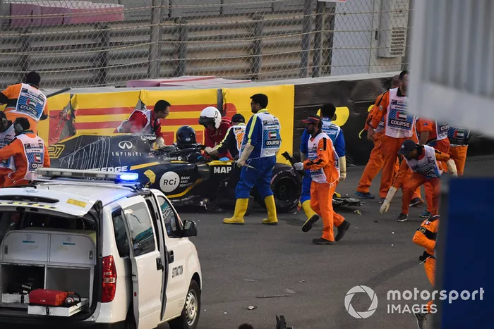L'équipe médicale et les commissaires viennent en aident à Nico Hulkenberg, Renault Sport F1 Team R.S. 18 après son accident du premier tour