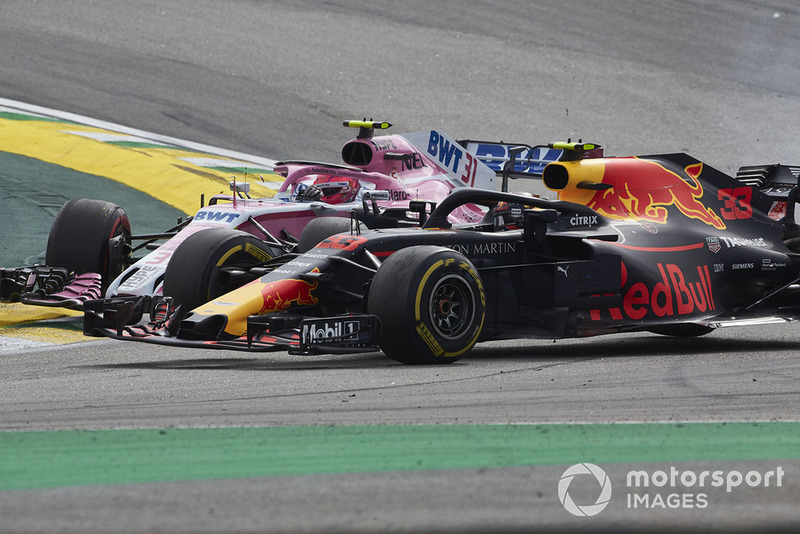 Max Verstappen, Red Bull Racing RB14, y Esteban Ocon, Racing Point Force India VJM11, se tocan