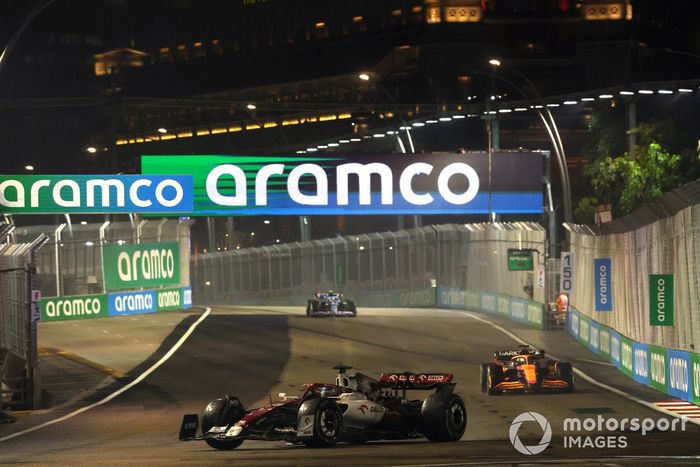 Valtteri Bottas, Alfa Romeo C42, Daniel Ricciardo, McLaren MCL36, Esteban Ocon, Alpine A522