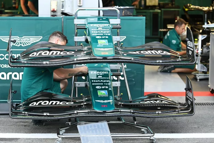 Detalle del nosecone y del alerón delantero del Aston Martin AMR22