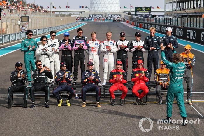 Antes de su última carrera, Sebastian Vettel, Aston Martin, saluda a sus compañeros. Fila posterior, de izquierda a derecha: Lance Stroll, Aston Martin, Yuki Tsunoda, Scuderia AlphaTauri, Pierre Gasly, Scuderia AlphaTauri, Fernando Alonso, Alpine F1 Team, Esteban Ocon, Alpine F1 T