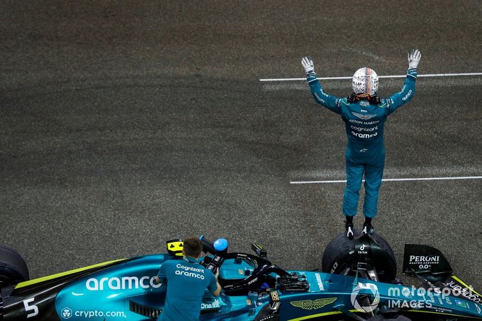 Sebastian Vettel, Aston Martin, celebra en la parrilla al final de su última carrera en la F1