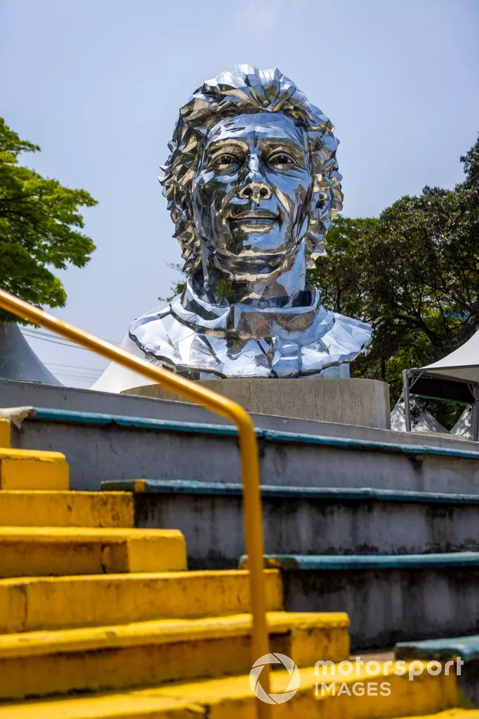 Nueva estatua de Ayrton Senna en el circuito Interlagos