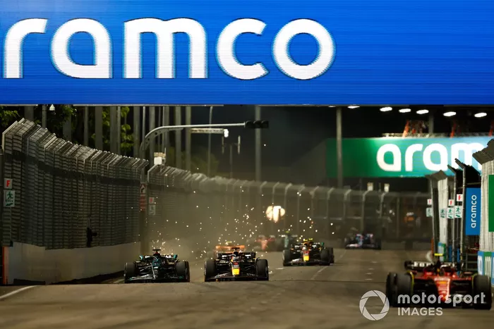 Carlos Sainz, Ferrari SF-23, Max Verstappen, Red Bull Racing RB19, George Russell, Mercedes F1 W14