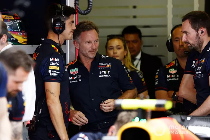 Jo Canales y Christian Horner, director del equipo Red Bull Racing, en el garaje 
