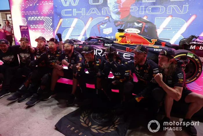 Mecánicos de Red Bull Racing con el coche de Max Verstappen, Red Bull Racing RB19, 2º clasificado y campeón del mundo de pilotos 2023, en Parc Ferme tras la carrera Sprint.