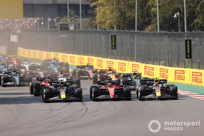 Charles Leclerc, Ferrari SF-23, Sergio Pérez, Red Bull Racing RB19, Max Verstappen, Red Bull Racing RB19, Daniel Ricciardo, AlphaTauri AT04, Lewis Hamilton, Mercedes F1 W14, el resto de la parrilla en la salida.