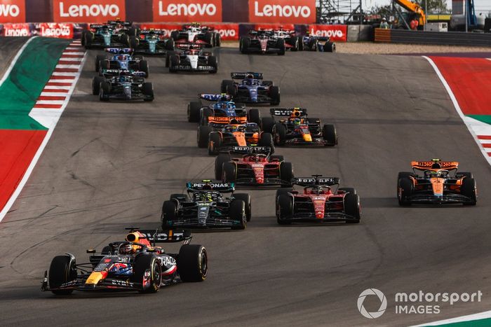Max Verstappen, Red Bull Racing RB19, Lewis Hamilton, Mercedes F1 W14, Charles Leclerc, Ferrari SF-23, Lando Norris, McLaren MCL60, Carlos Sainz, Ferrari SF-23, el resto de la parrilla en la salida.