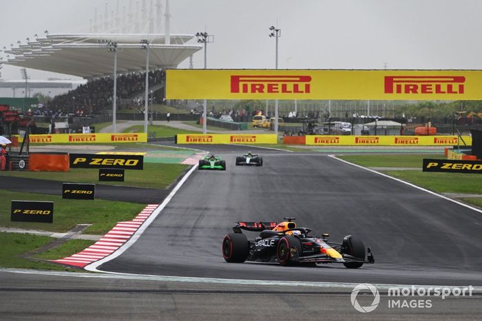Max Verstappen, Red Bull Racing RB20, Valtteri Bottas, Kick Sauber C44, Lewis Hamilton, Mercedes F1 W15