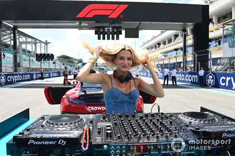 Anna de Ferran, DJ, se produit sur la grille 