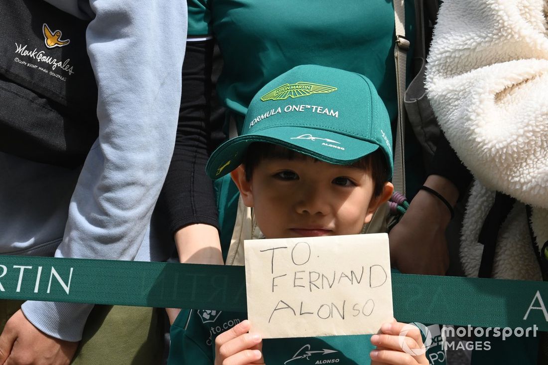 Los aficionados apoyan a Fernando Alonso, Aston Martin F1 Team