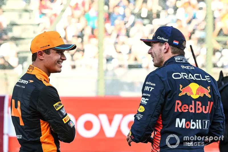 Lando Norris, McLaren, en poleman Max Verstappen, Red Bull Racing, praten na de kwalificatie