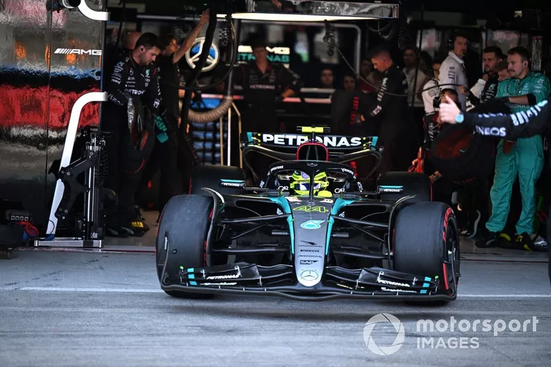 Lewis Hamilton, Mercedes F1 W15, sort du garage 