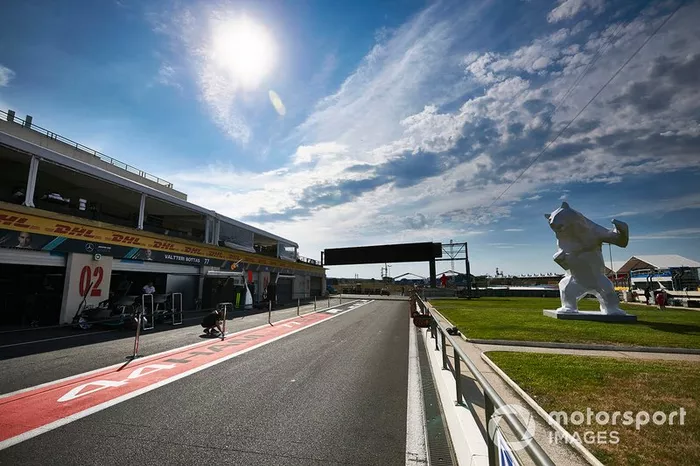 Una gran escultura de oso a un lado de la pista