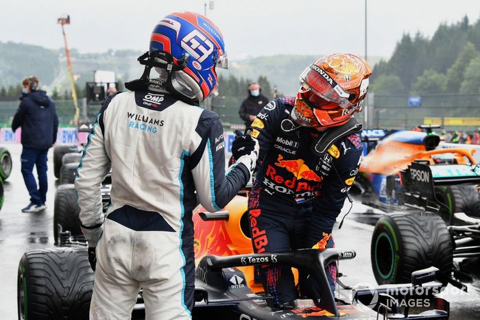 Ganador de la pole Max Verstappen, Red Bull Racing, y el segundo puesto George Russell, Williams, en Parc Ferme