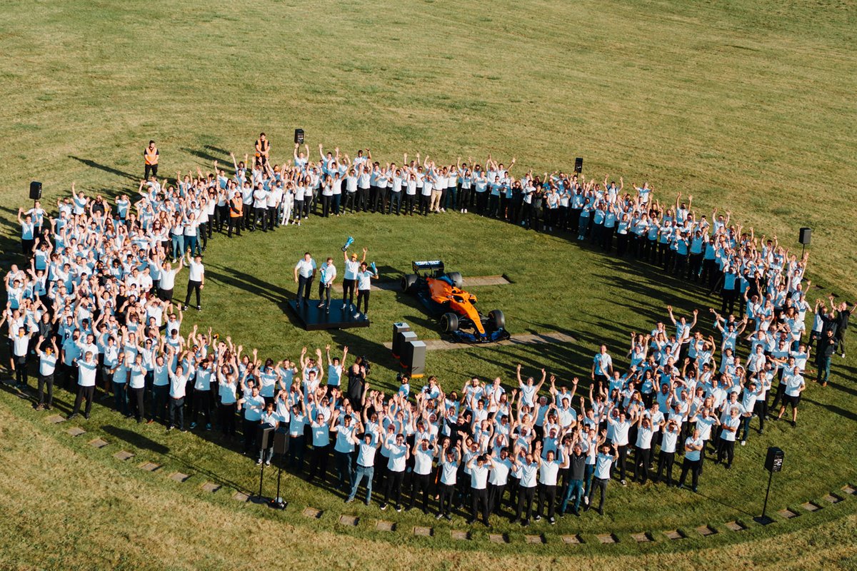 El equipo McLaren celebra su 1-2 de Monza en su sede de Woking.