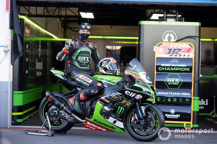 Jonathan Rea, del equipo Kawasaki Racing Team celebra su sexto Campeonato Mundial