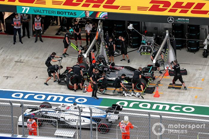 Lewis Hamilton, Mercedes F1 W11, en pit lane