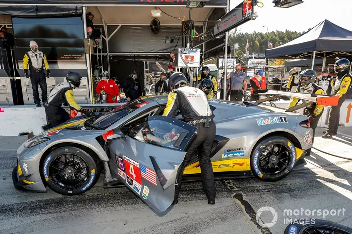 #4 Corvette Racing Corvette C8.R, GTLM: Oliver Gavin, Tommy Milner, Marcel Fassler, pit stop, staff