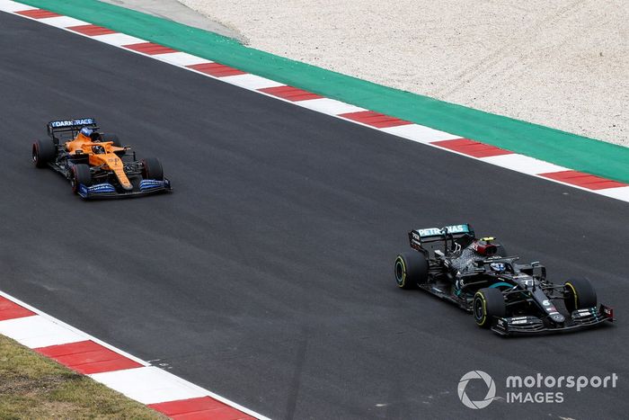Valtteri Bottas, Mercedes F1 W11, Carlos Sainz Jr., McLaren MCL35