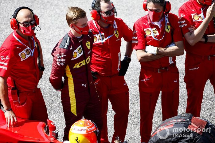 Mick Schumacher se prepara para conducir el Ferrari F2004