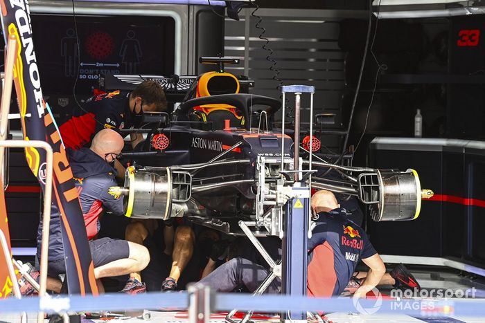 Mecánicos arman el monoplaza de Max Verstappen, Red Bull Racing RB16. 