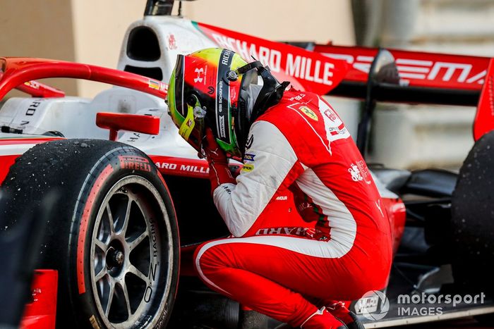 El campeón de F2 Mick Schumacher, Prema Racing celebra en Parc Ferme 
