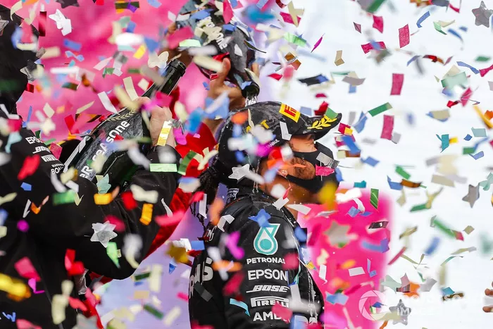 Podio: ganador y campeón del mundo Lewis Hamilton, Mercedes-AMG F1 con Toto Wolff, Director Ejecutivo Mercedes AMG, tercer lugar Sebastián Vettel, Ferrari