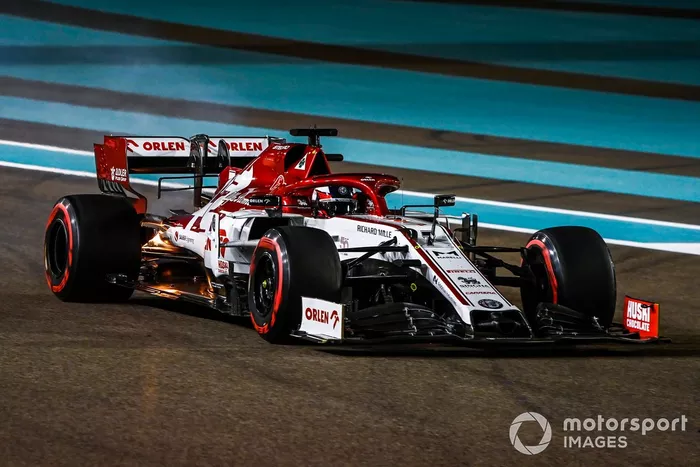 Kimi Raikkonen, Alfa Romeo Racing C39 detenido en la pista con el motor en llamas