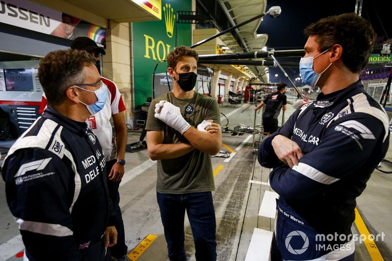 Romain Grosjean, Haas F1 se reúne con el doctor Ian Robert y el piloto del coche médico Alan van der Merwe que lo asistió en su accidente