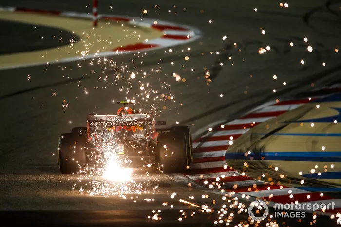 Alex Albon, Red Bull Racing RB16 sacando chispas
