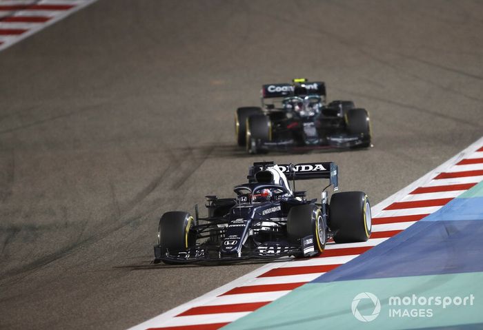 Pierre Gasly, AlphaTauri AT02, Sebastian Vettel, Aston Martin AMR21 