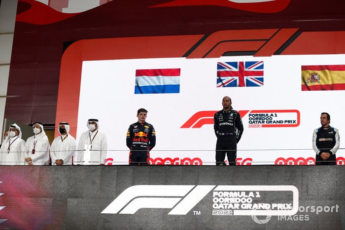 Max Verstappen, Red Bull Racing, segundo, Lewis Hamilton, Mercedes, ganador y Fernando Alonso, Alpine F1, tercer clasificado en el podio del GP de Qatar