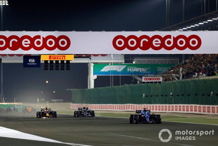 Fernando Alonso, Alpine A521, Pierre Gasly, AlphaTauri AT02, y Sergio Pérez, Red Bull Racing RB16B