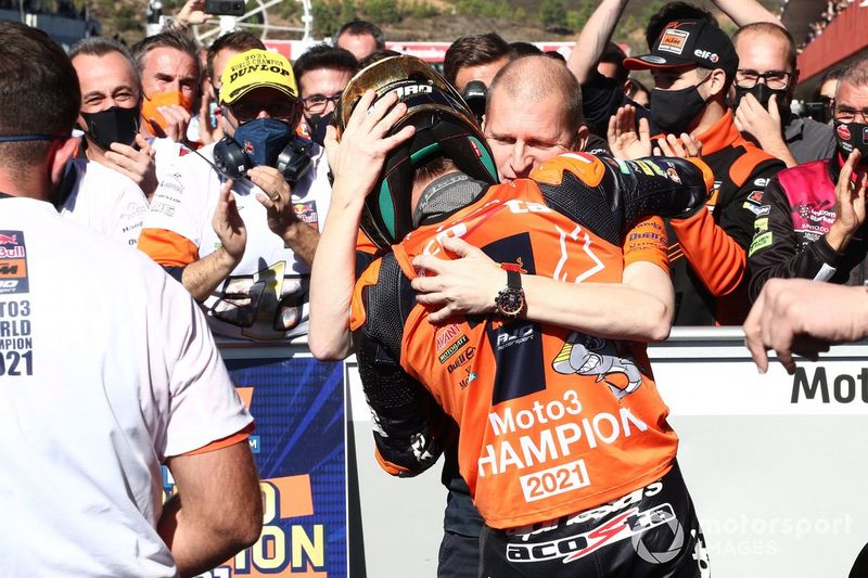 El ganador de la carrera y campeón del mundo Pedro Acosta, Red Bull KTM Ajo