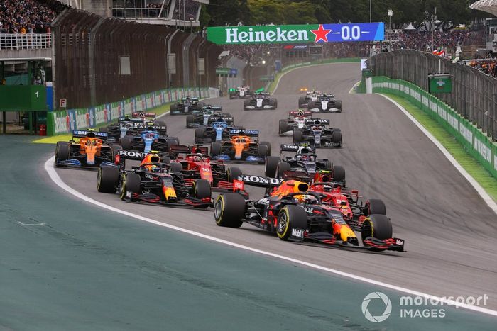 Max Verstappen, Red Bull Racing RB16B, Carlos Sainz Jr., Ferrari SF21, Sergio Pérez, Red Bull Racing RB16B, Charles Leclerc, Ferrari SF21, y el resto del campo en la salida