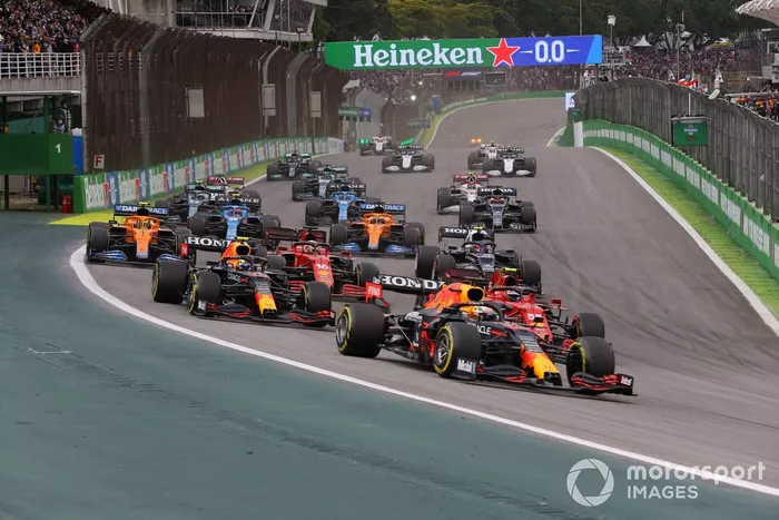 Max Verstappen, Red Bull Racing RB16B, Carlos Sainz Jr., Ferrari SF21, Sergio Pérez, Red Bull Racing RB16B, Charles Leclerc, Ferrari SF21, y el resto del campo en la salida